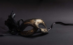 carnival-mask-with-feathers